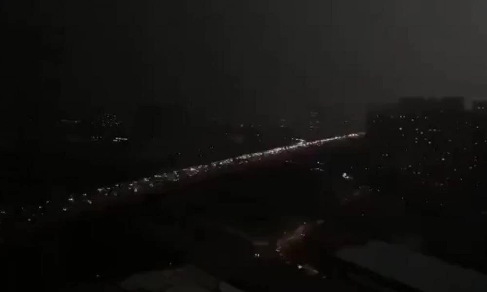 Σκηνές βγαλμένες από ταινία στο Πεκίνο: "Νύχτωσε" στις 3 το μεσημέρι